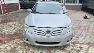 Toyota Camry XLE V6 4dr Sedan (3.5L 6cyl 6A) 2011 Silver