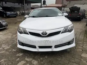 Toyota Camry SE Sport 4dr Sedan w/Prod. End 11/13 (2.5L 4cyl 6A) 2014 White