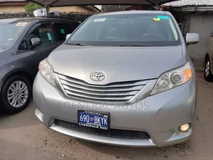 Toyota Sienna 2013 Silver