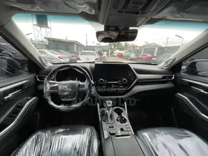 Toyota Highlander Limited AWD 2023 Red