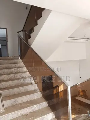 Elegant Staircase/Glassy Step/Modern Home Looks