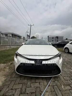 Toyota Corolla XLE 2021 White