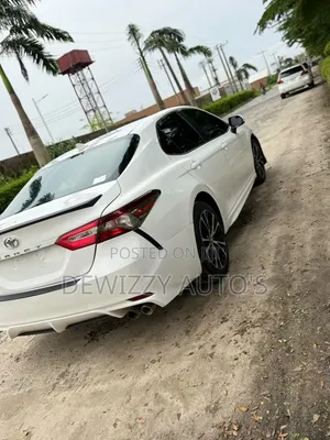 Toyota Camry SE (2.5L 4cyl 8A) 2019 White