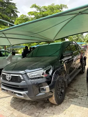 New Toyota Hilux 2025 Black