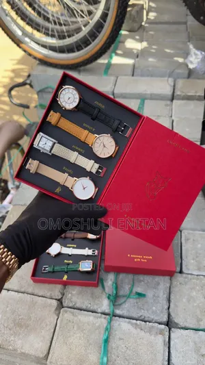 Four Seasons Watch Available.4 Wristwatches in 1 Box