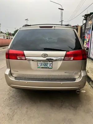 Toyota Sienna 2025 Silver
