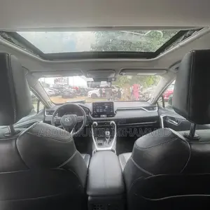 Toyota RAV4 XLE 2022 Silver