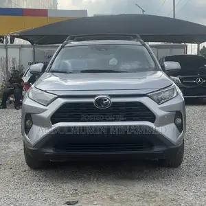 Toyota RAV4 XLE 2022 Silver