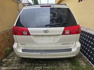 Toyota Sienna 2010 White
