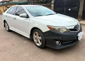 Toyota Camry SE 4dr Sedan (2.5L 4cyl 6A) 2014 White