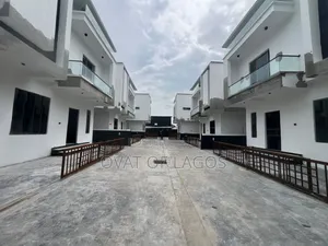 4bdrm Duplex in Jakande for sale