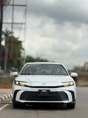 Toyota Camry SE 2026 White