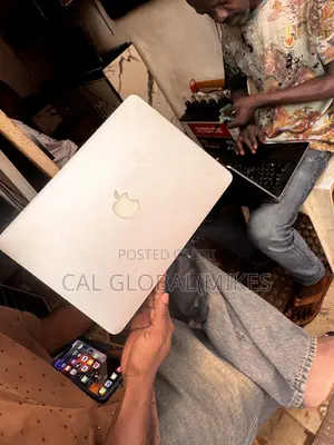 Laptop Apple MacBook Pro 2015 8GB Intel Core i5 SSHD+SSD 256GB