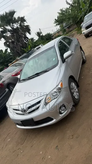 Toyota Corolla LE 4dr Sedan (1.8L 4cyl 4A) 2013 Silver