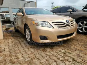 Toyota Camry LE 4dr Sedan (2.5L 4cyl 6AM) 2010 Gold