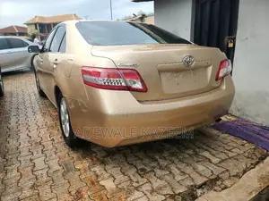 Toyota Camry LE 4dr Sedan (2.5L 4cyl 6AM) 2010 Gold