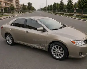 Toyota Camry XLE 4dr Sedan (2.5L 4cyl 6A) 2012 Gold