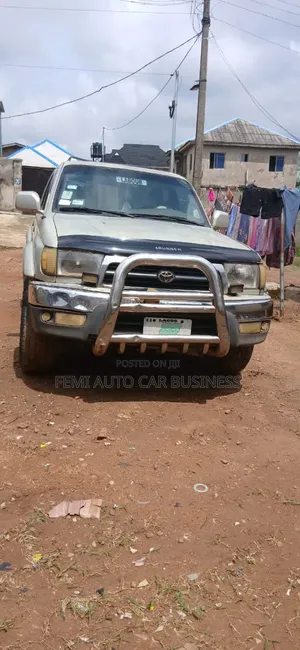 Toyota 4-Runner 2000 Gold