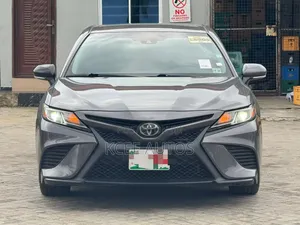 Toyota Camry SE FWD (2.5L 4cyl 8AM) 2018 Gray