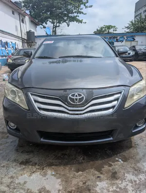 Toyota Camry Base 4dr Sedan (2.5L 4cyl 6M) 2010 Gray