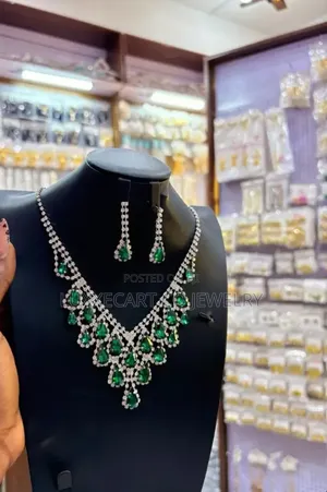 Luxury Emerald Green Crystal Necklace Earrings Set