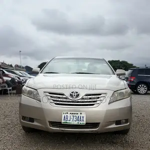 Toyota Camry XLE 4dr Sedan (2.4 4cyl 5A) 2008 Gold