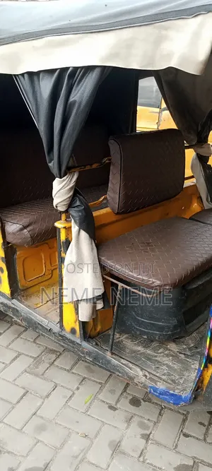 TVS King Cargo 2005 Yellow