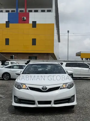 Toyota Camry SE V6 4dr Sedan (3.5L 6cyl 6A) 2013 White