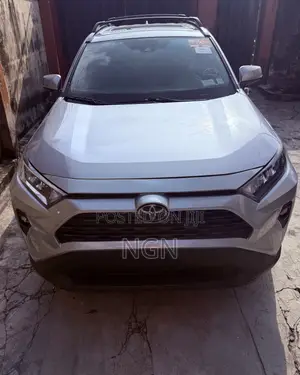 Toyota RAV4 XLE 2021 Silver