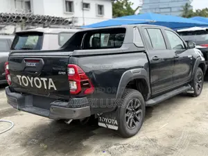 New Toyota Hilux 2025 Black