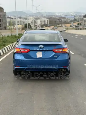 Toyota Camry SE FWD (2.5L 4cyl 8AM) 2018 Blue