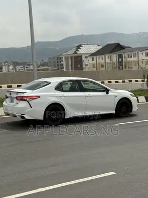 Toyota Camry SE (2.5L 4cyl 8A) 2019 White
