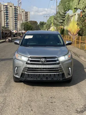 Toyota Highlander XLE 4x4 V6 (3.5L 6cyl 8A) 2017 Silver
