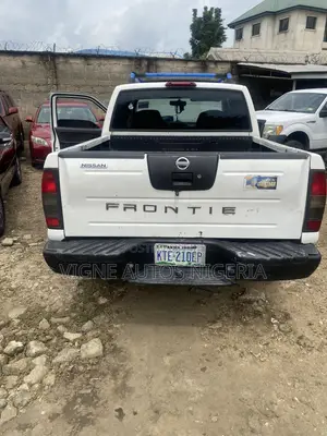 Nissan Frontier Desert Runner SE-V6 4x2 King Cab 116.1 in. WB 2003 White 