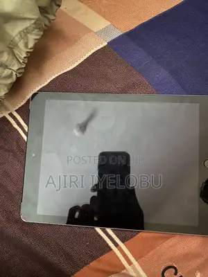 Apple iPad 9.7 32 GB Gray