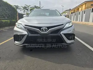 Toyota Camry SE 2021 Silver