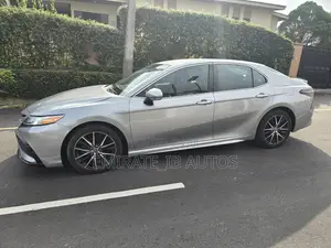 Toyota Camry SE 2021 Silver