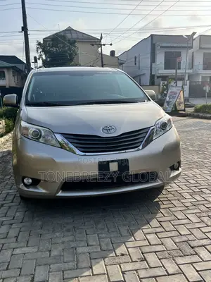 Toyota Sienna XLE AWD 7-Passenger 2013 Gold