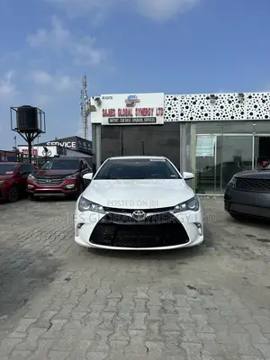 Toyota Camry SE 4dr Sedan (2.5L 4cyl 6A) 2015 White