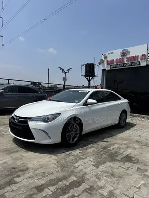 Toyota Camry SE 4dr Sedan (2.5L 4cyl 6A) 2015 White