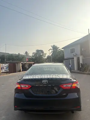 Toyota Camry LE FWD (2.5L 4cyl 8AM) 2018 Blue