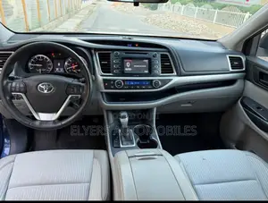 Toyota Highlander LE 4x2 (2.7L 4cyl 6A) 2016