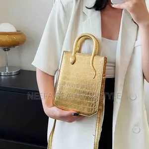 Trendy Serpentine Bag