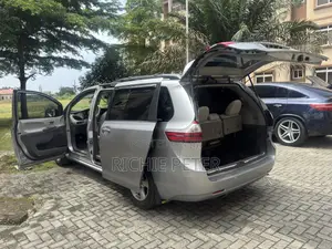 Toyota Sienna XLE Premium 7-Passenger 4dr Minivan AWD (3.5L 6cyl 6A)