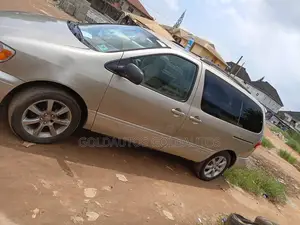Toyota Sienna 2002 Gold