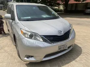 Toyota Sienna LE 7 Passenger Mobility 2011