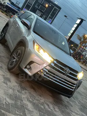Toyota Highlander LE Plus 2019 Silver