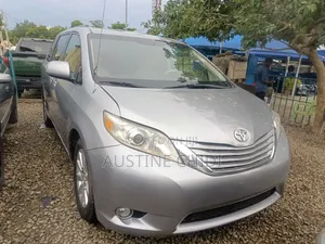 Toyota Sienna XLE 7-Passenger 4dr Minivan AWD (3.5L 6cyl 6A) 2014