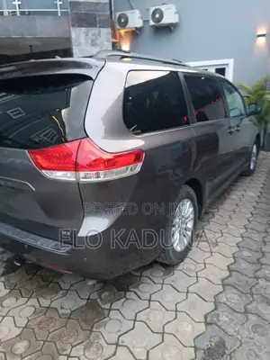 Toyota Sienna XLE AWD 7-Passenger 2013 Silver