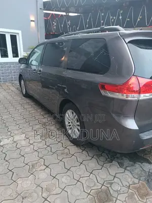 Toyota Sienna XLE AWD 7-Passenger 2013 Silver